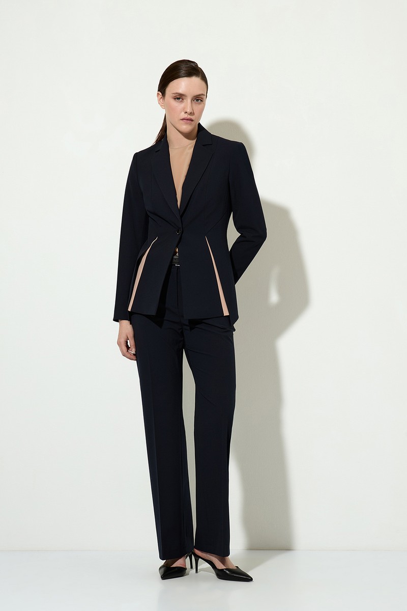 Брючный костюм с дизайнерским жакетом