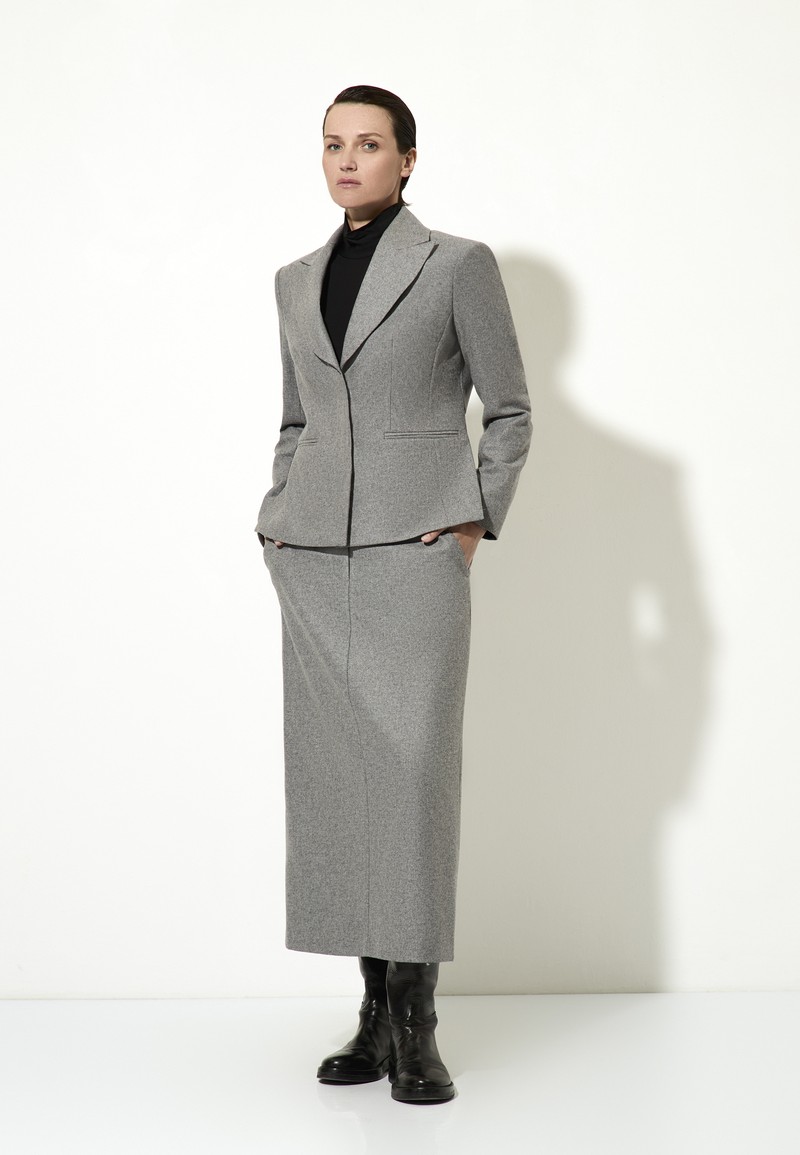 Костюм с однобортным жакетом и юбкой