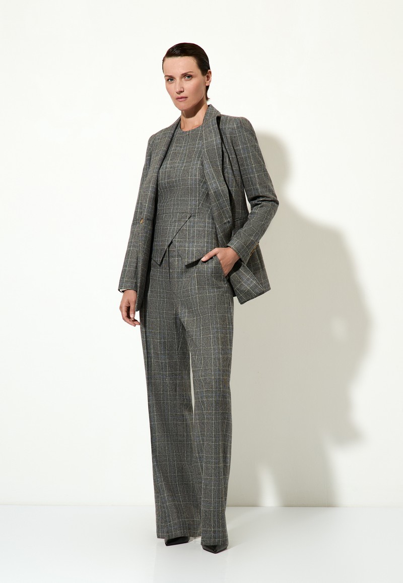 Костюм с жилетом, брюками и юбкой