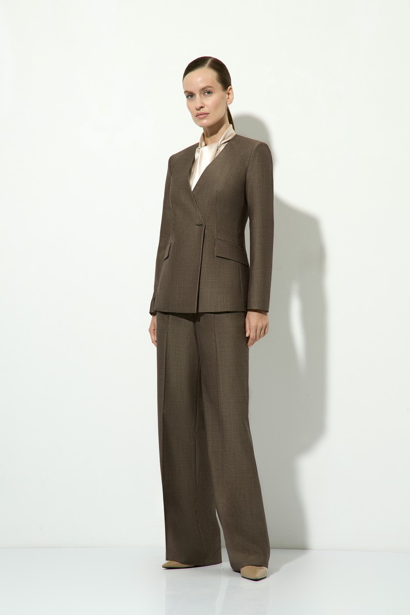 Костюм брючный в песочном оттенке