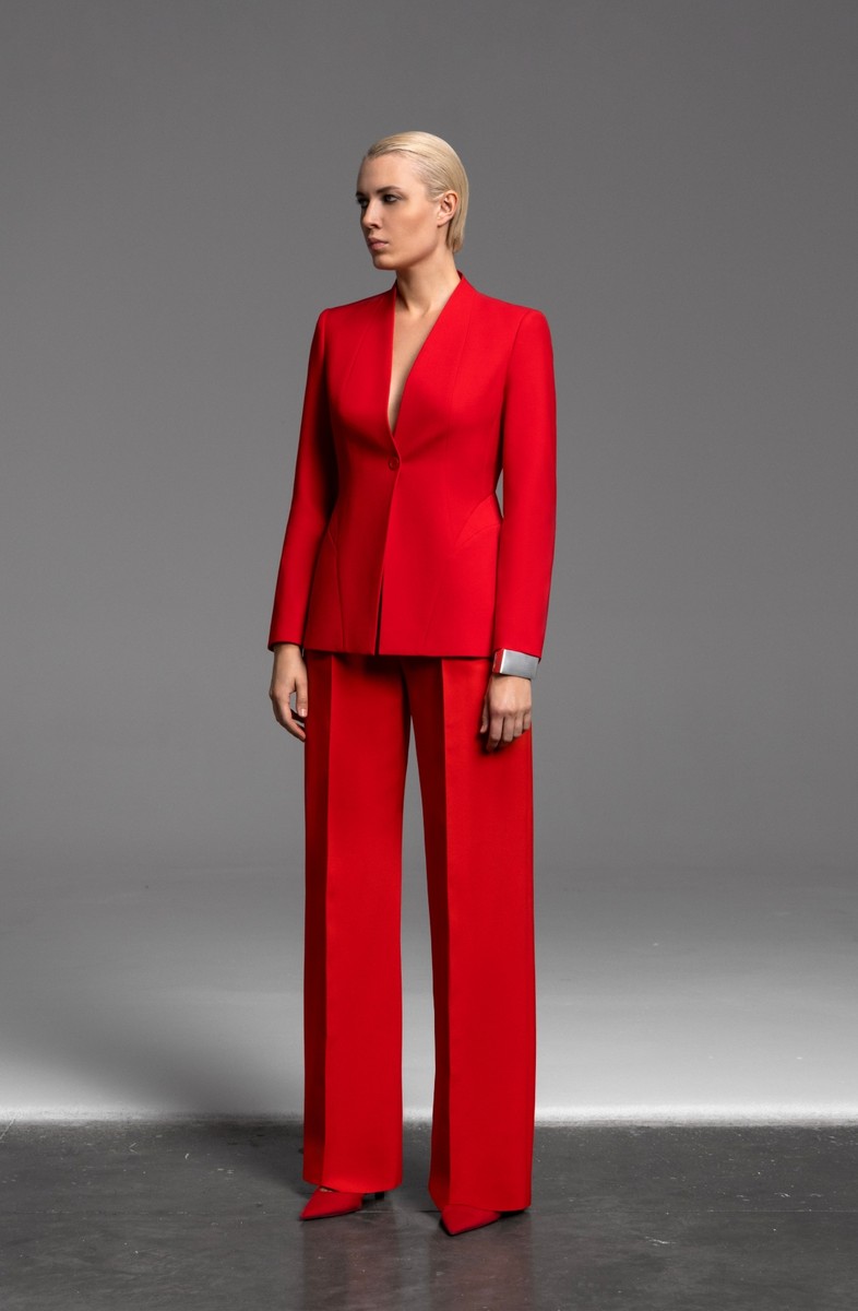 Костюм женский с приталенным жакетом