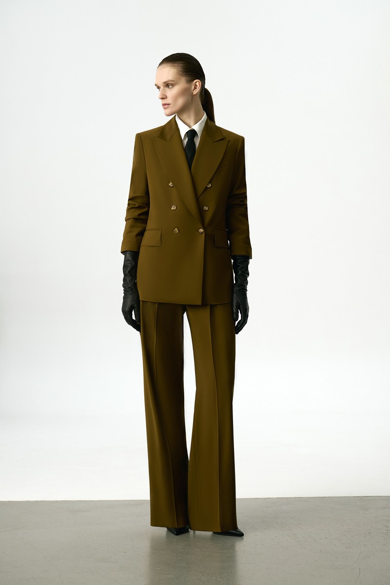 Костюм с брюками цвета хаки