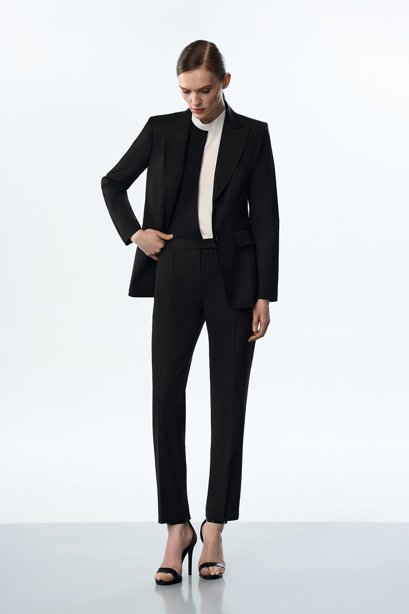 Костюм с зауженными брюками