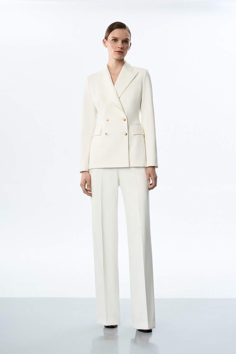 Костюм с двубортным жакетом белый