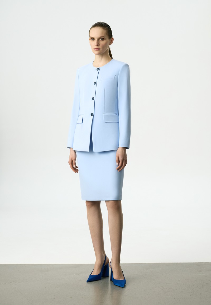 Костюм небесно-голубого цвета с юбкой