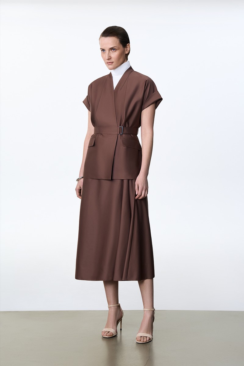 Костюм с юбкой и жакетом с коротким рукавом