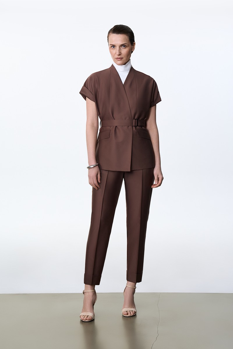 Костюм с брюками и жакетом с коротким рукавом