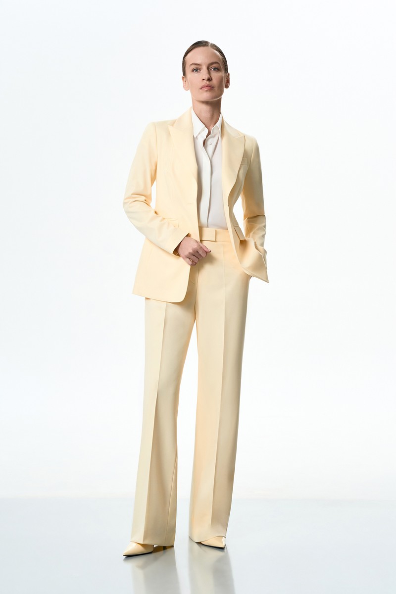 Костюм брючный светло-желтого цвета