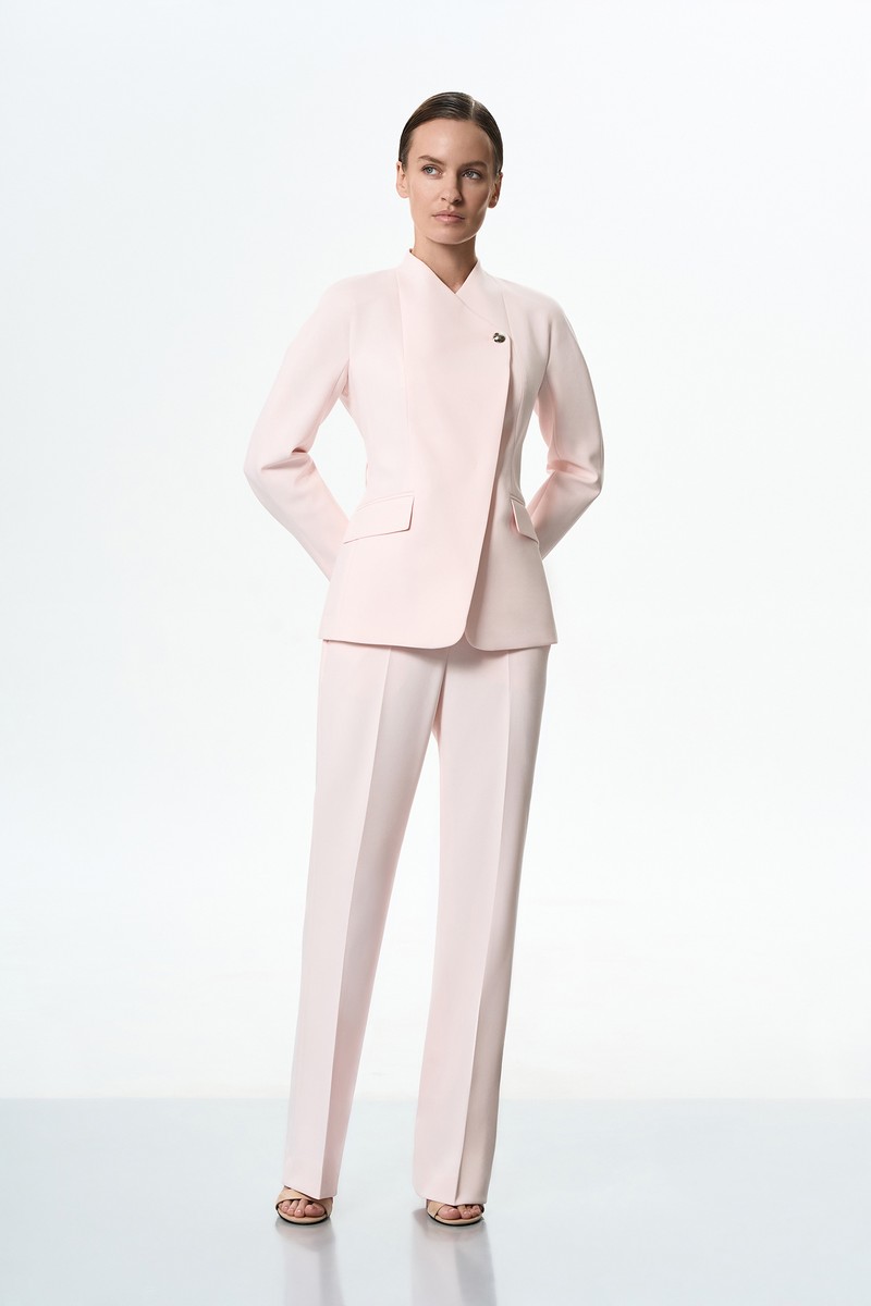 Костюм брючный нежно-розового цвета