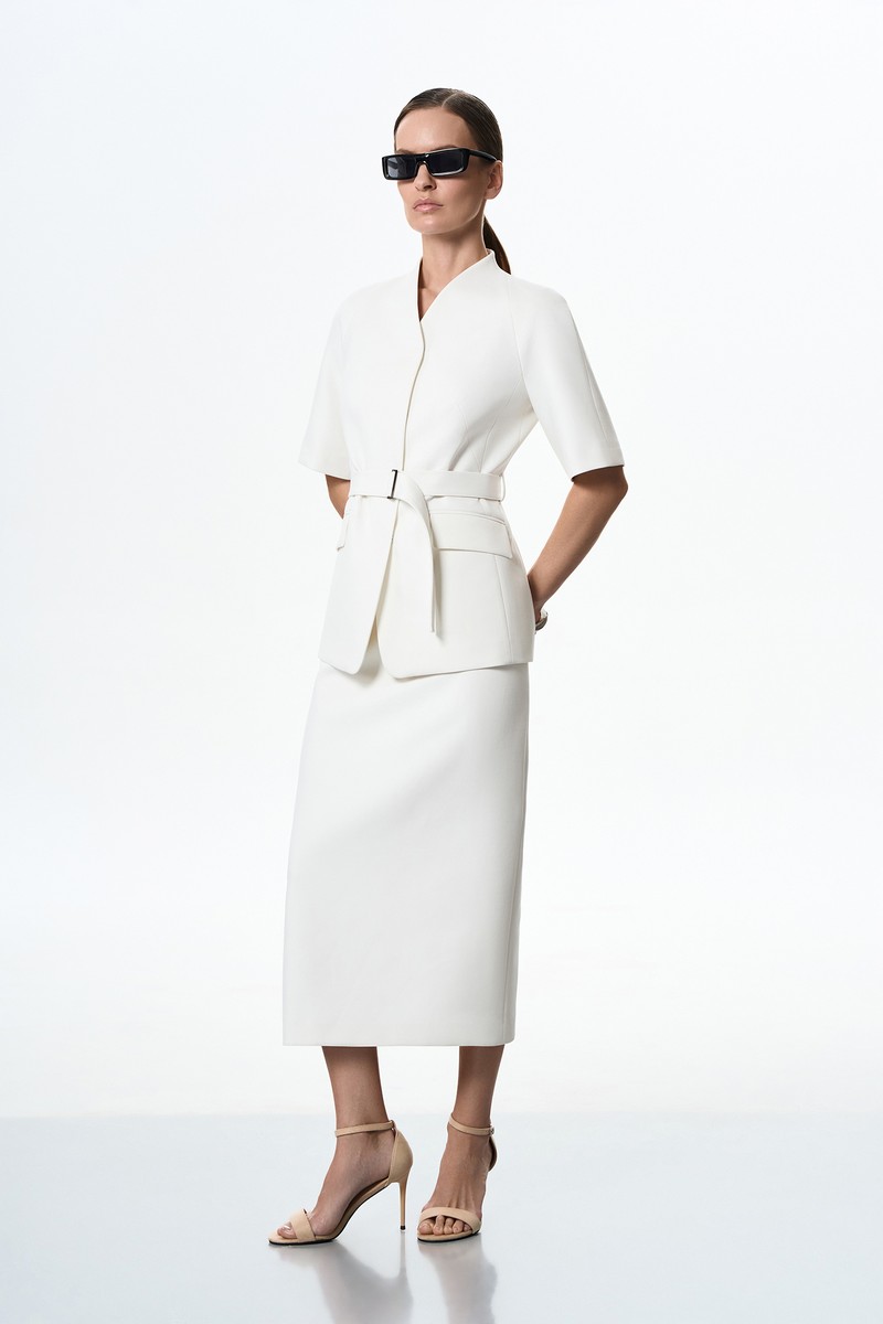 Костюм с юбкой и жакетом с коротким рукавом