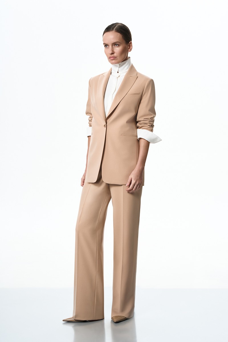Костюм с однобортным жакетом бежевый